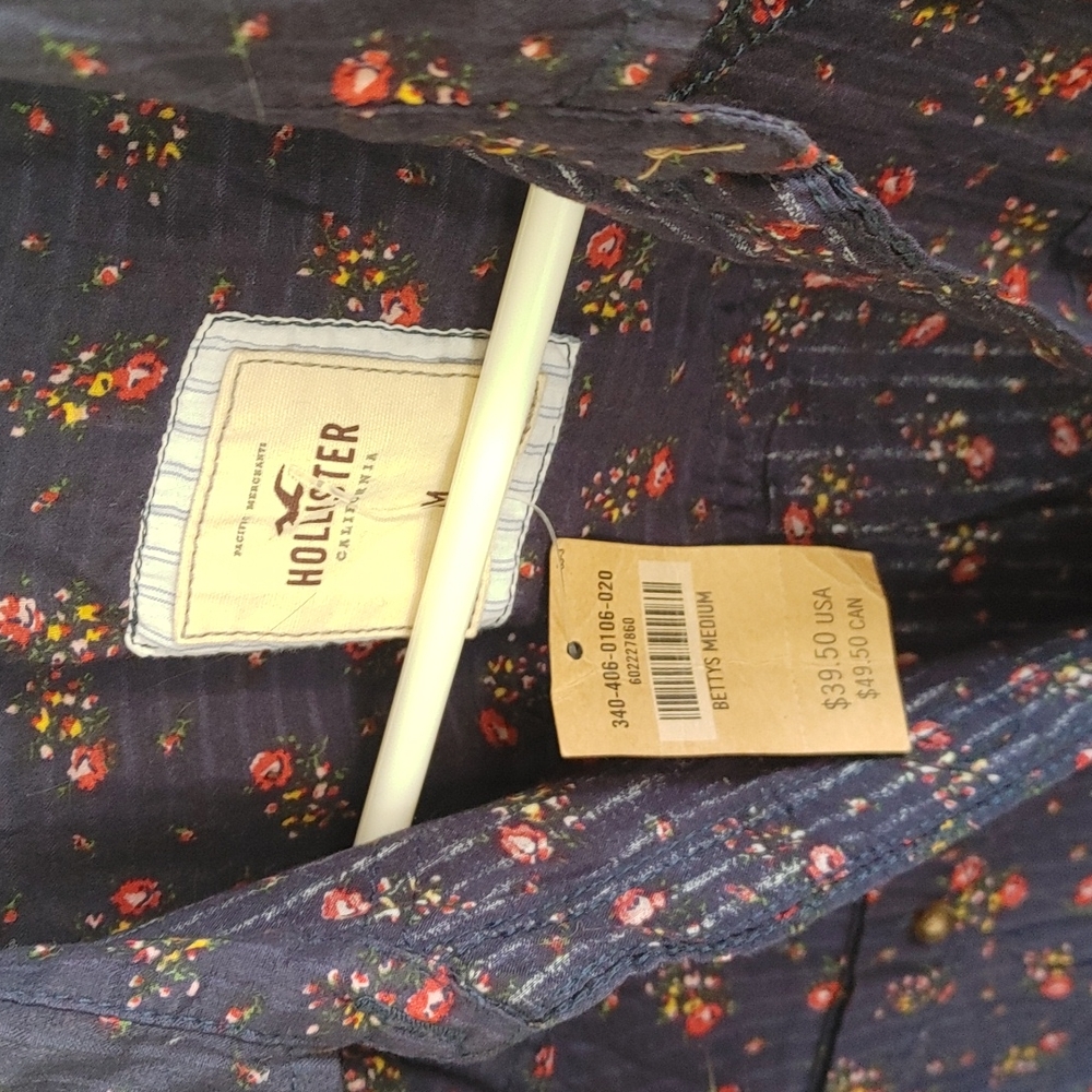 Hollister Medium Navy/Floral Button Down - Picture 5 of 5